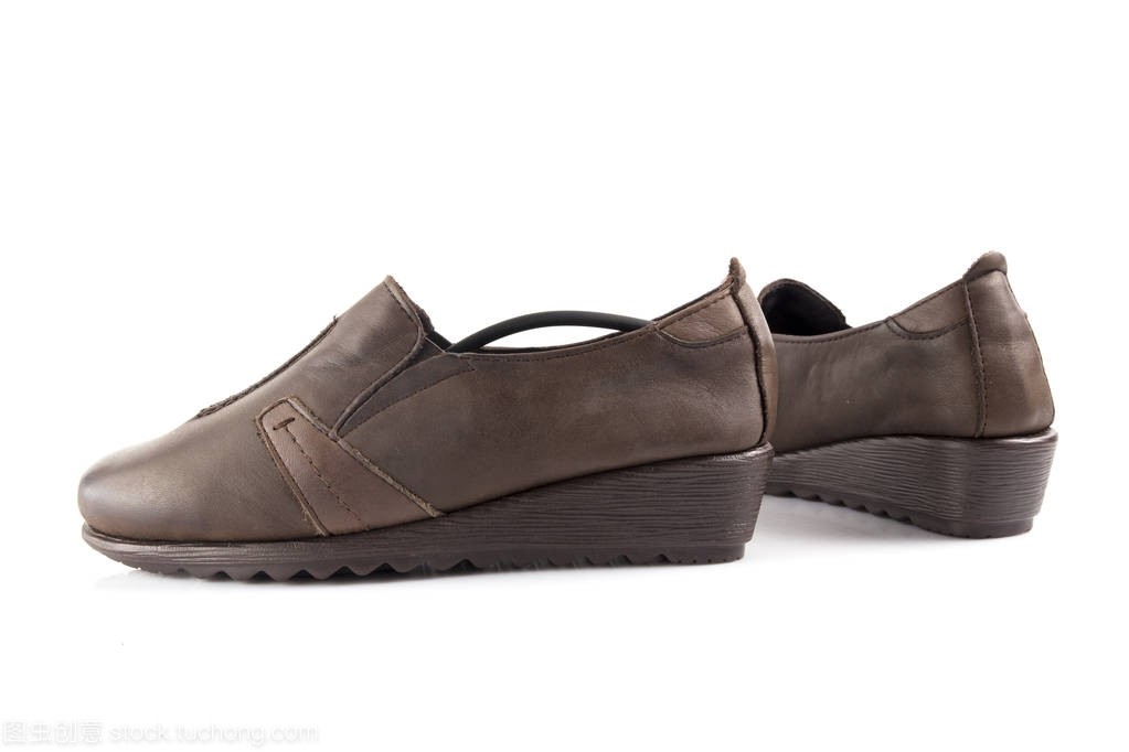 白色背景下的棕色女鞋 舒适与分离产品的艺术融合